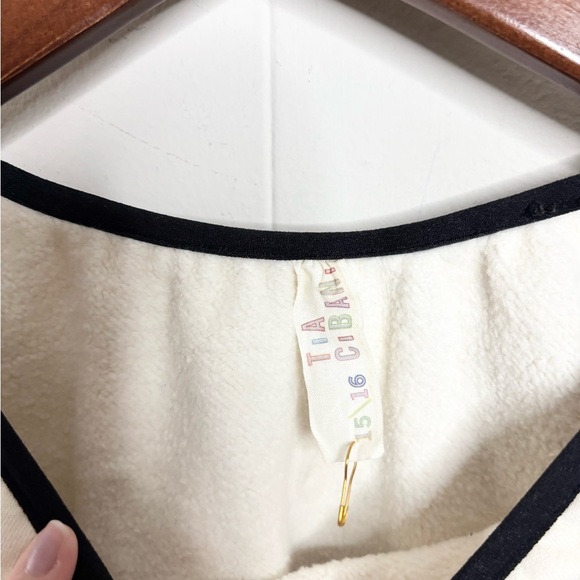 Tia Cibani girls pullover sweatshirt cream white black size 15/16 (L) - Picture 3 of 3
